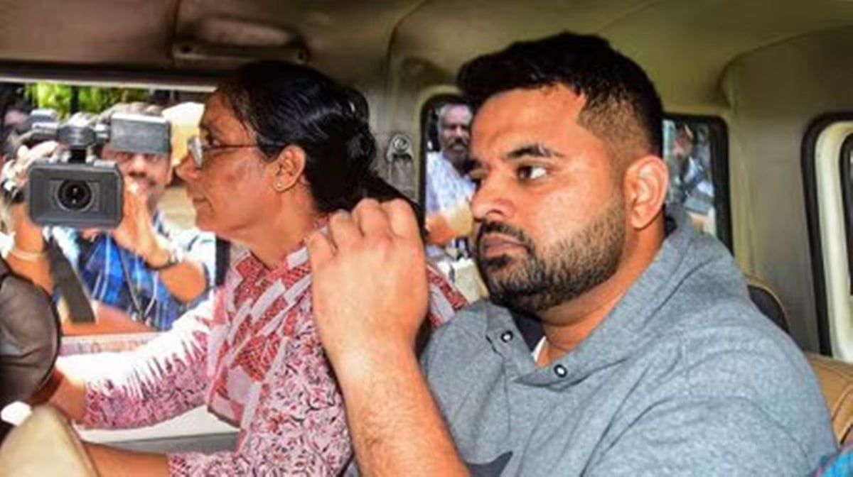 ಲೈಂಗಿಕ ದೌರ್ಜನ್ಯ: ಮಾಜಿ ಸಂಸದ ಪ್ರಜ್ವಲ್‌ ರೇವಣ್ಣ ವಿರುದ್ಧ ಚಾರ್ಜ್‌ಶೀಟ್‌ ಸಲ್ಲಿಕೆ